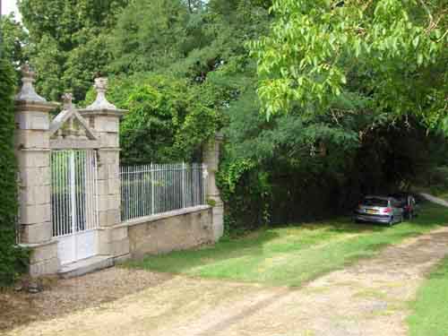 Grille menant au jardin