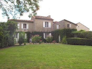 La maison vue du jardin